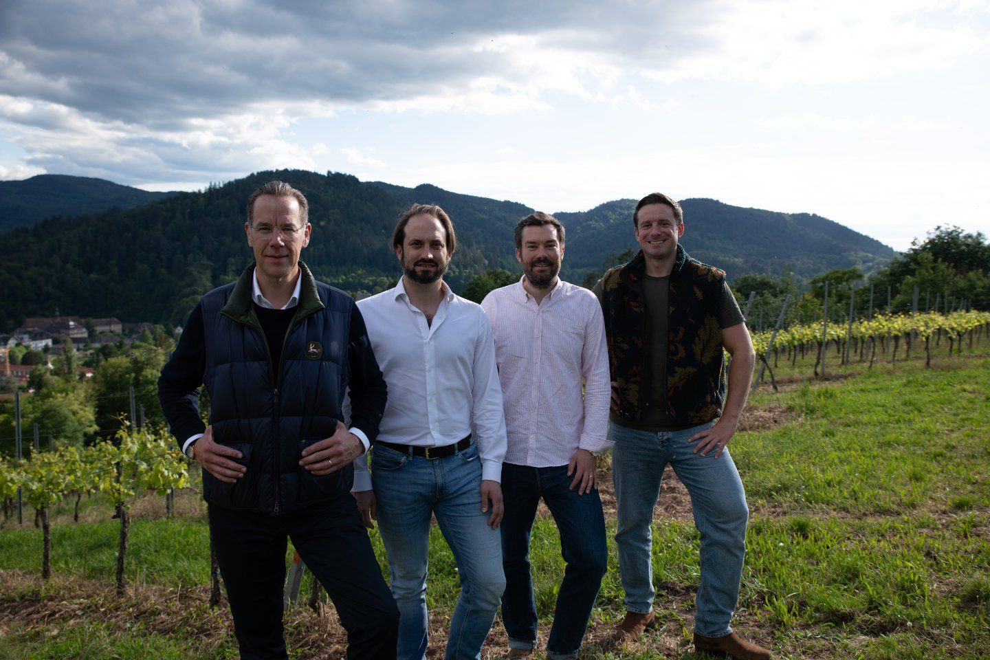 Die vier Rebenretter Matthias Vickermann, Stephan Jager, Max Nastold und Marc Schuhmacher-Längle stehen im Weinberg über Lichtental